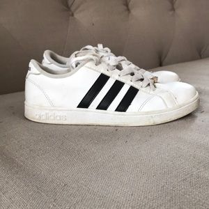 White adidas youth baseline sneakers
